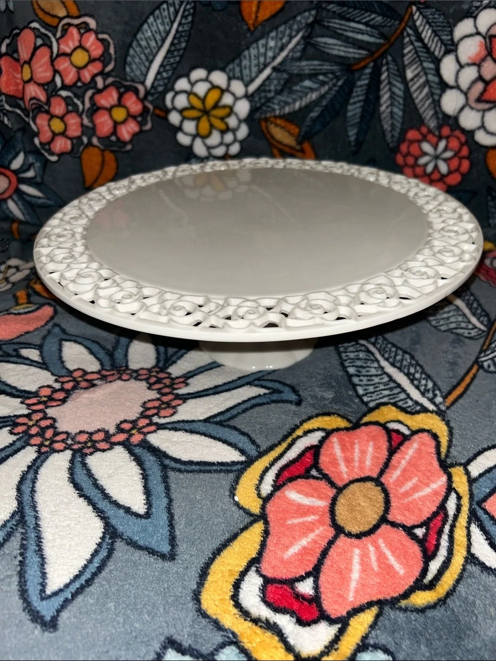 Dyramics porcelain White Decorative Ceramic Cake Stand with Rosette Border